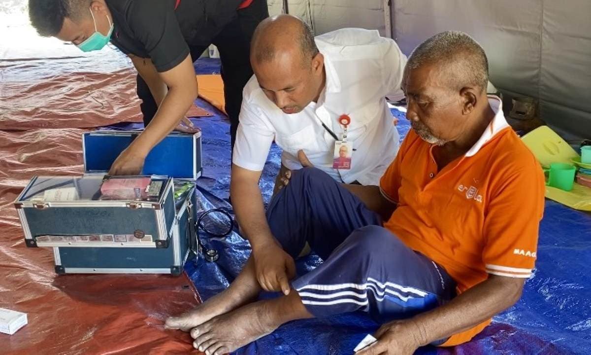 Tim Medis Puskesmas Mon Geudong Rawat Korban Kebakaran di Tenda Pengungsian