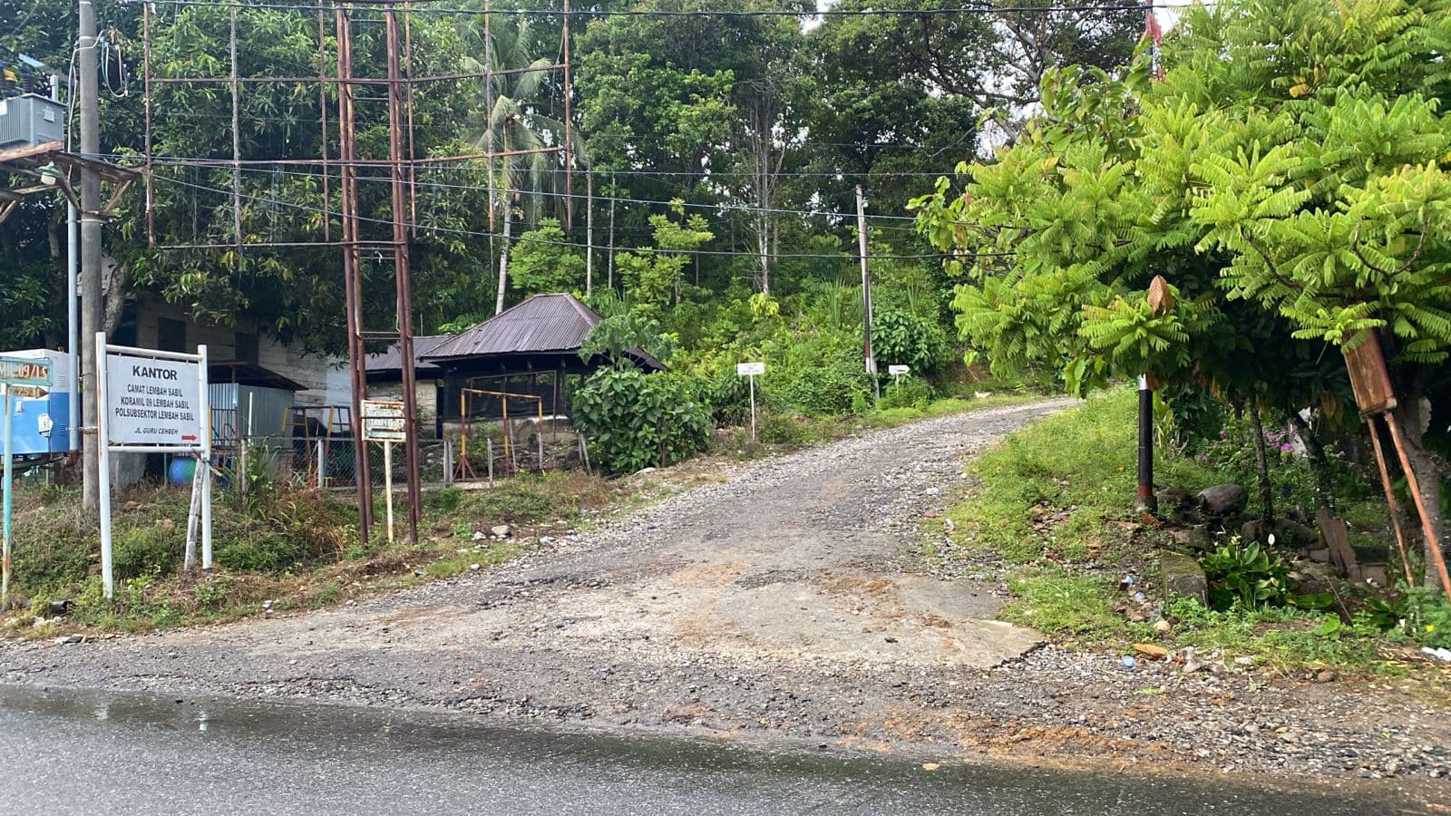 Jalan ke Kantor Camat Lembah Sabil Rusak, Warga Minta Perbaikan Segera
