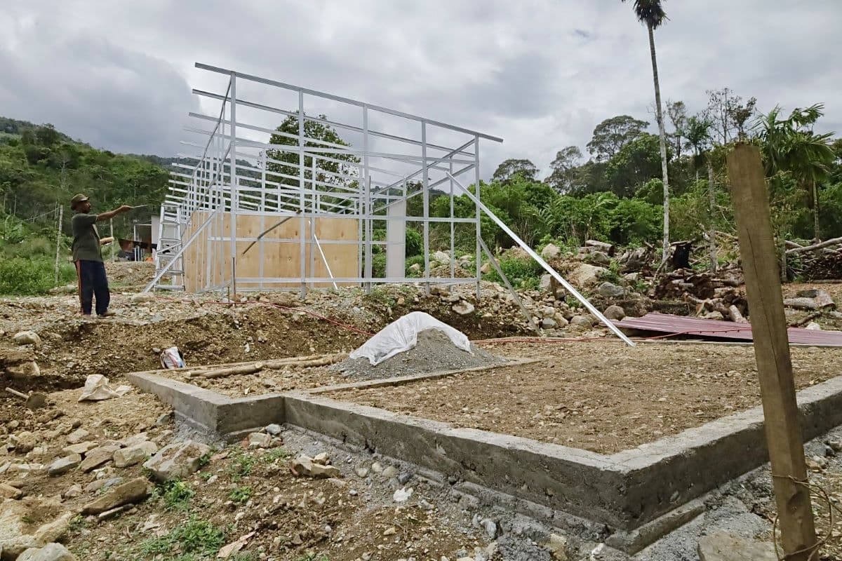 Warga Beutong Atuh Banggalang Bangun Rumah Mandiri Akibat Huntara Tak Kunjung Siap