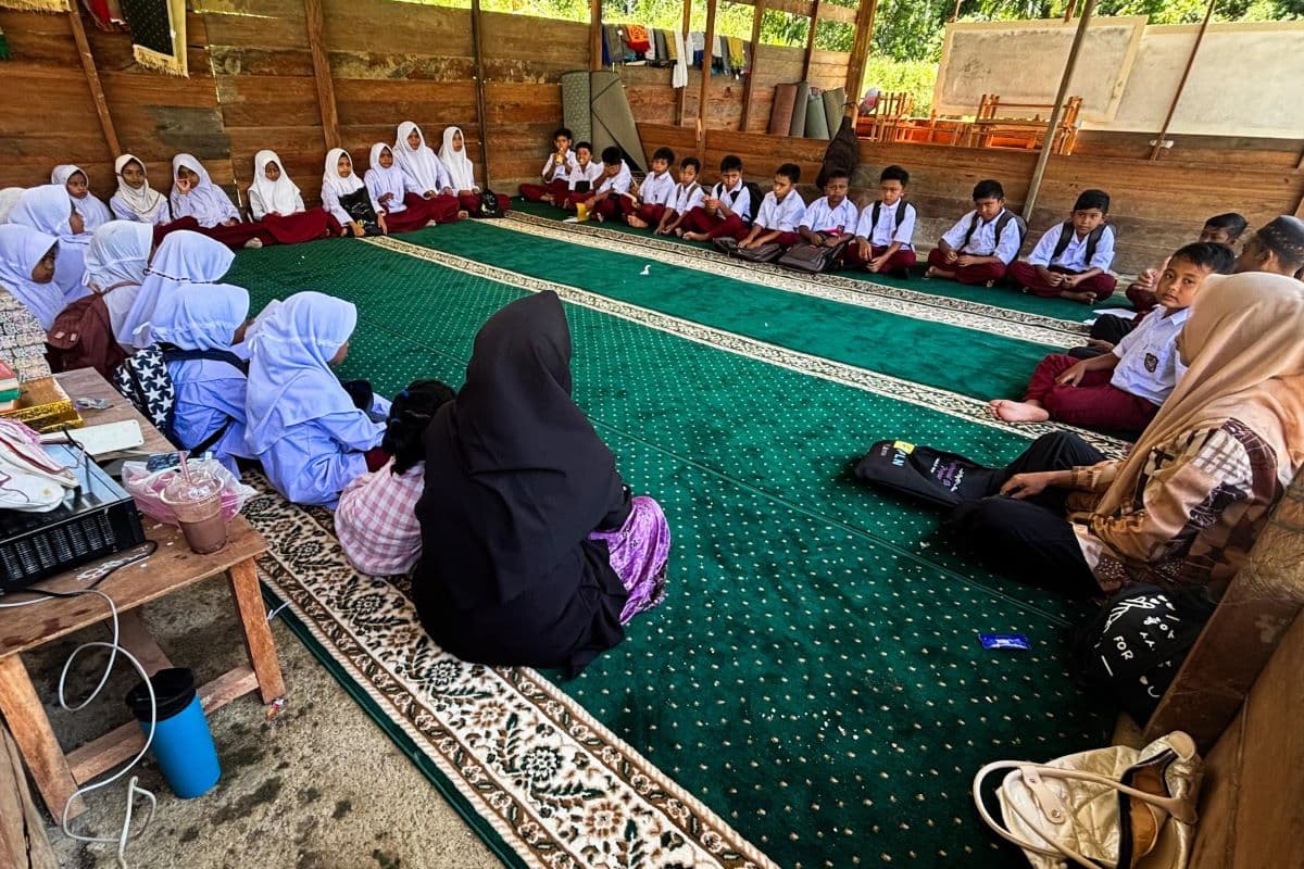 Murid Nagan Raya Taruh Nyawa di Jembatan Rusak ke Sekolah Pasca Lebaran