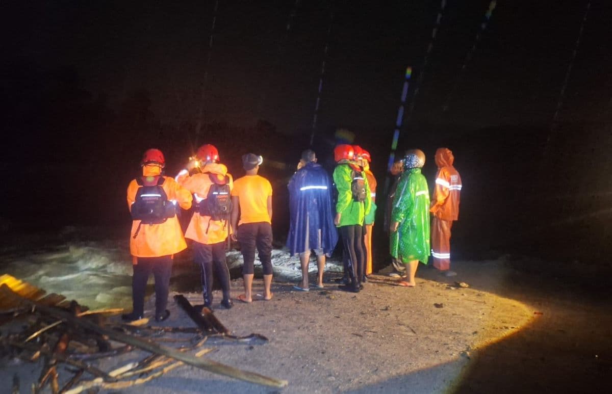 Balita di Bireuen Hilang Terjatuh dari Gerobak Gantung Darurat di Sungai