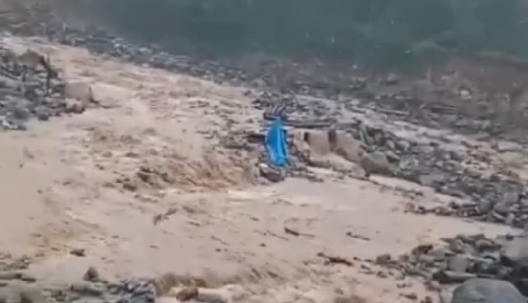 Banjir Wih Porak Putus Akses Bireuen-Takengon, Warga Terpaksa Balik