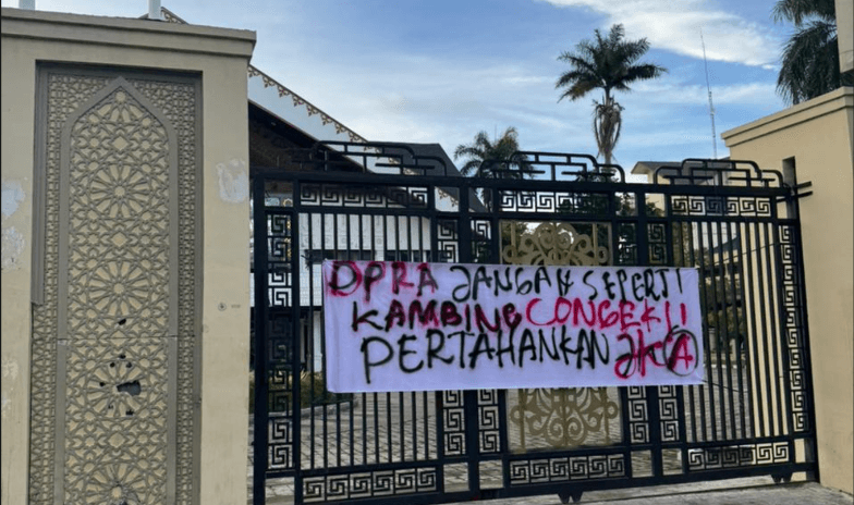 Spanduk Protes JKA Muncul di Banda Aceh, Warga Desak DPRA Pertahankan Program