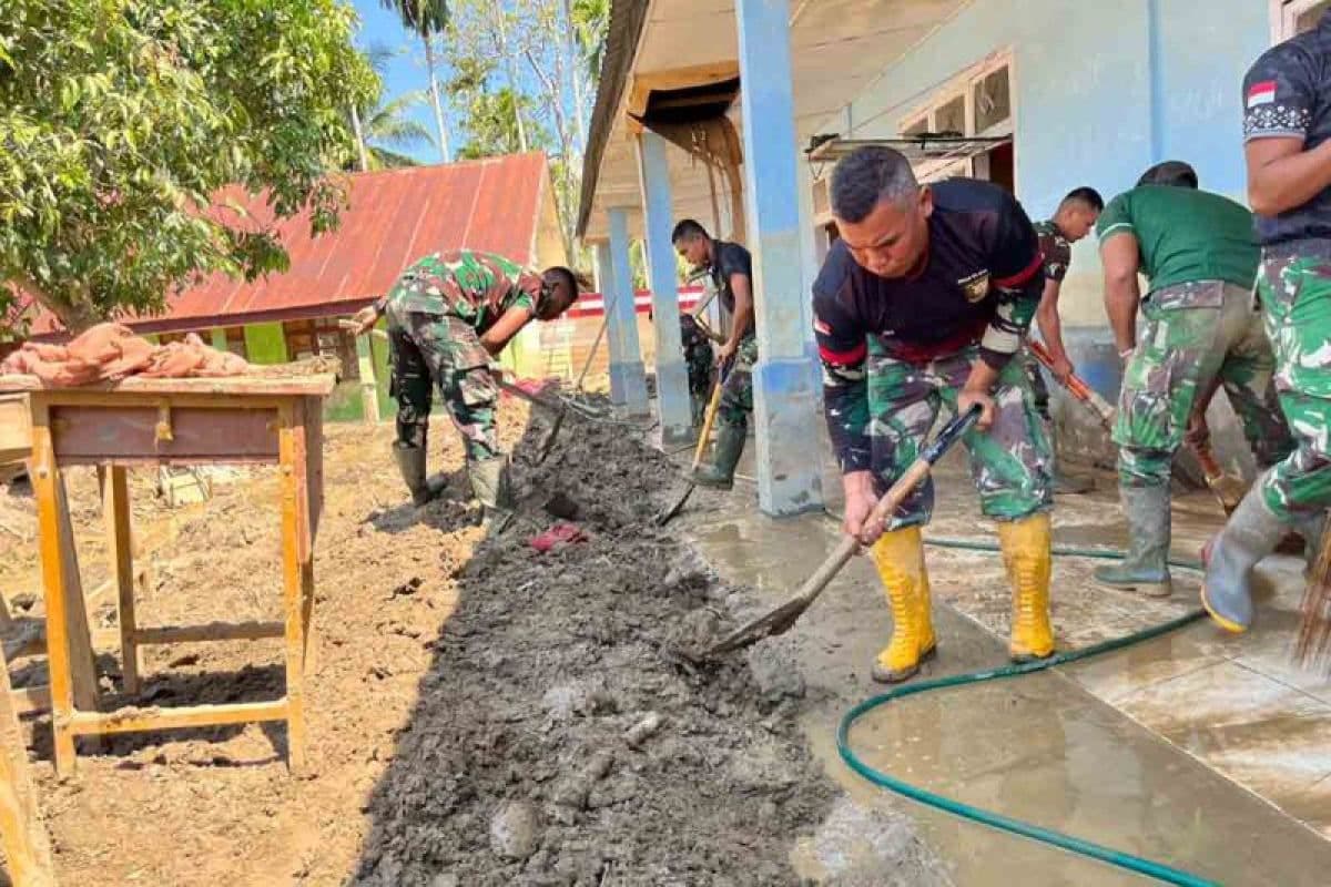 TNI Bersihkan Sekolah di Aceh Tengah untuk Percepatan Kegiatan Belajar Pasca Banjir