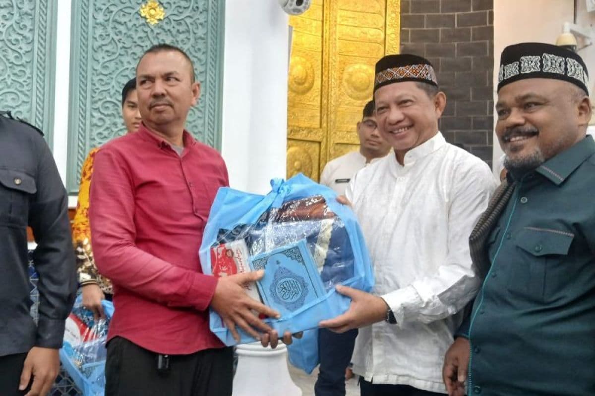 Mendagri Serahkan 500 Paket Al Quran dari Presiden untuk Masjid Raya Baiturrahman