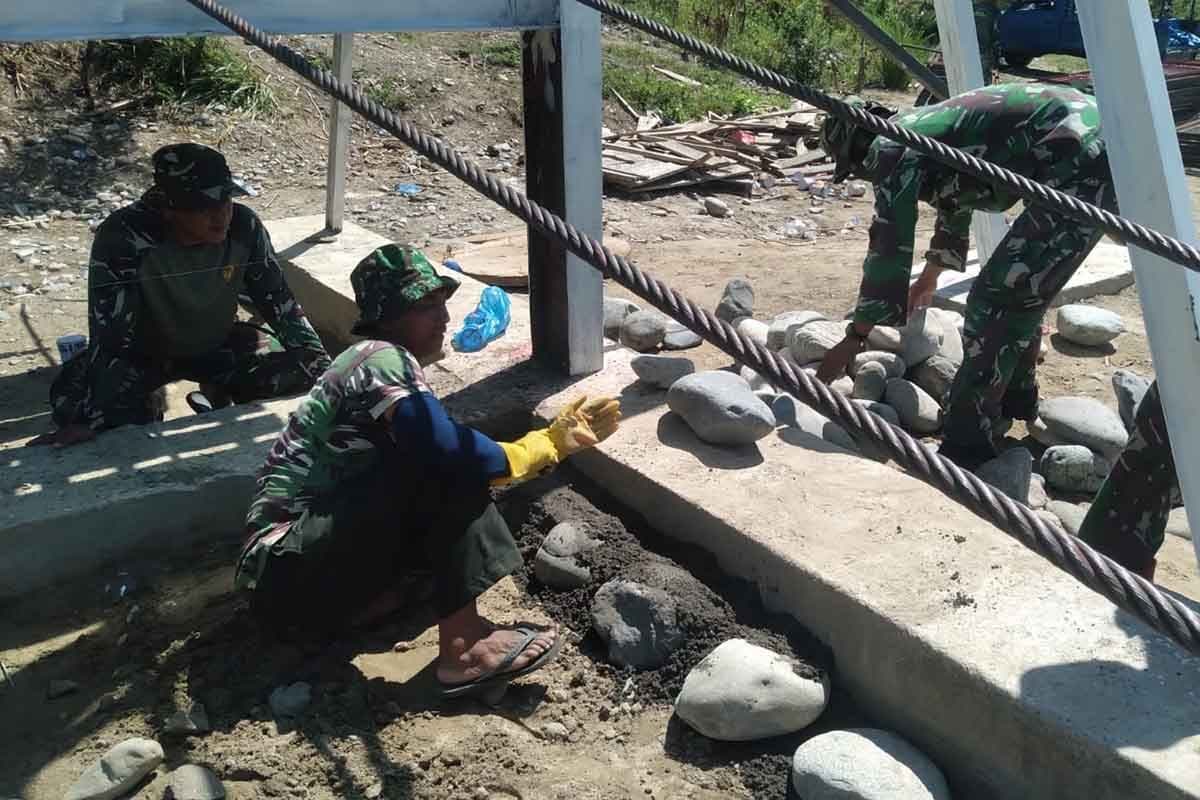 TNI dan Warga Aceh Tenggara Bangun Jembatan Gantung Pascabanjir