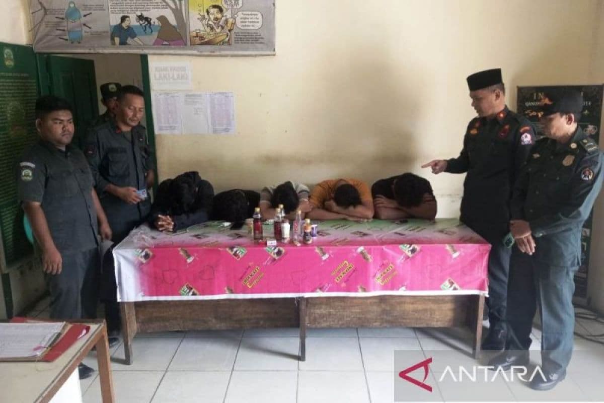 Lima Pemuda Meulaboh Ditangkap WH karena Minum di Tempat Umum Saat Puasa