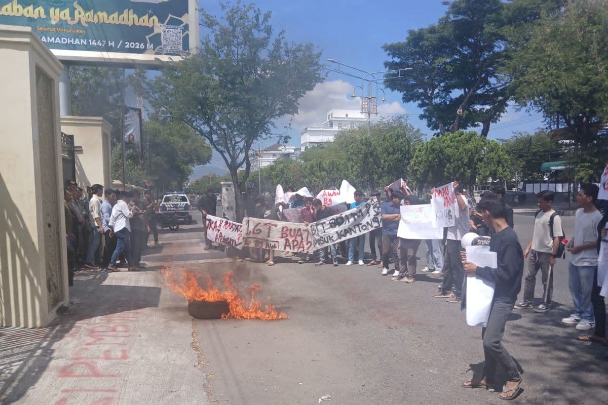 Mahasiswa Aceh Geruduk DPRA, Tuntut Percepatan Penanganan Bencana