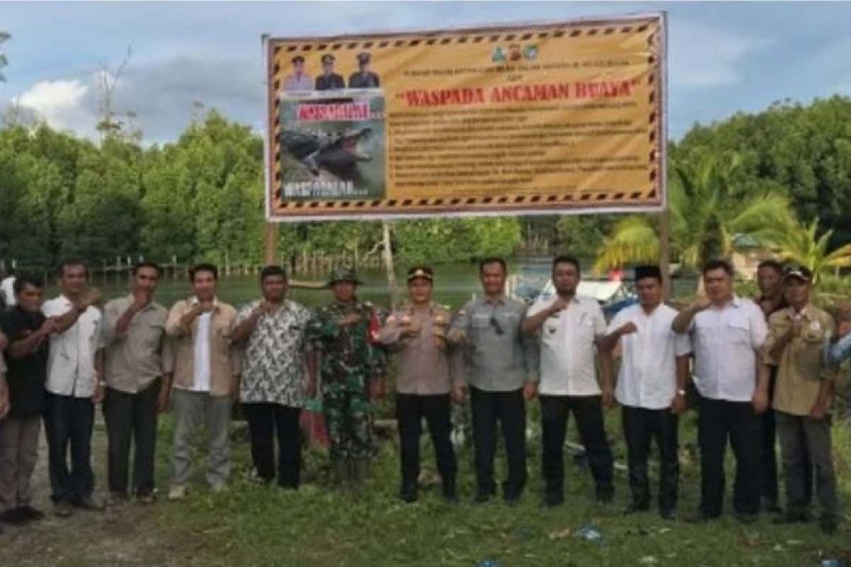 DKP Simeulue Pasang Papan Peringatan Bahaya Buaya di Desa Bulu Hadek