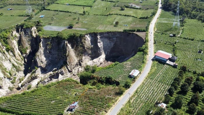 Tanah Amblas Ancam Jalan Lintas Aceh Tengah-Bener Meriah, Warga Khawatir