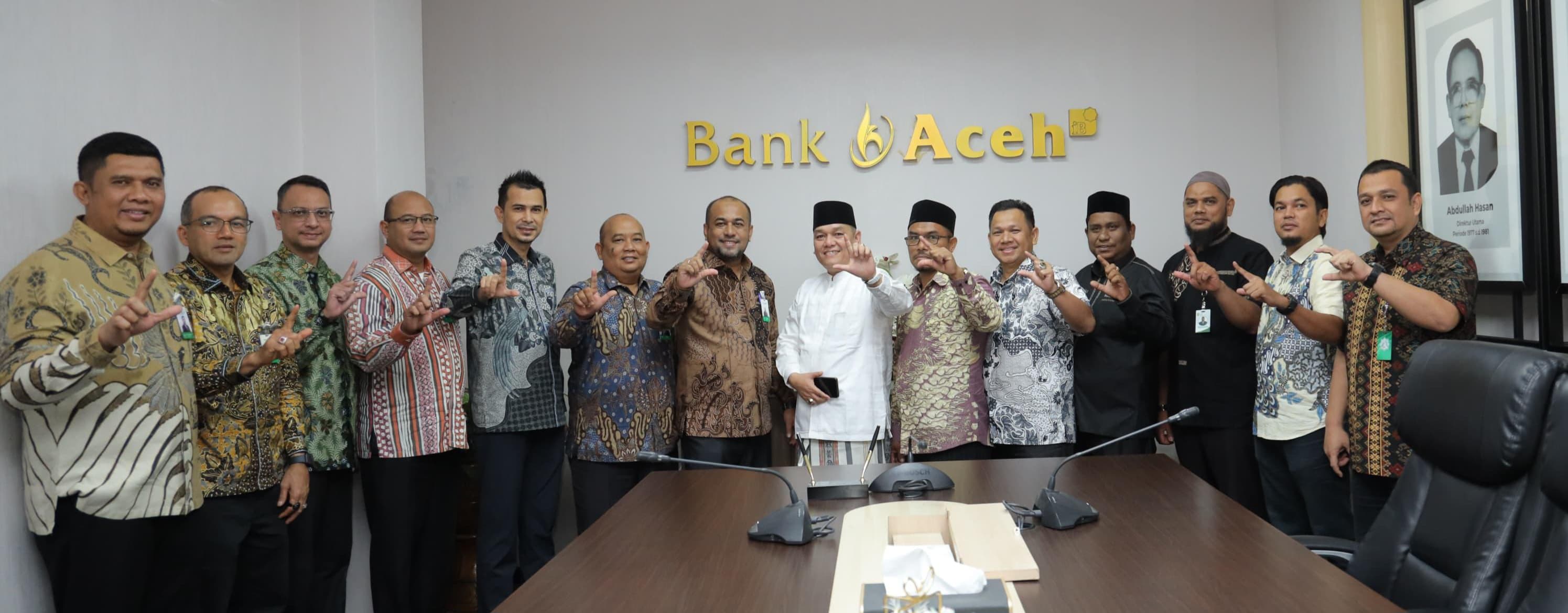 Bank Aceh Salurkan Zakat Karyawan Rp1,43 Miliar untuk Warga Miskin