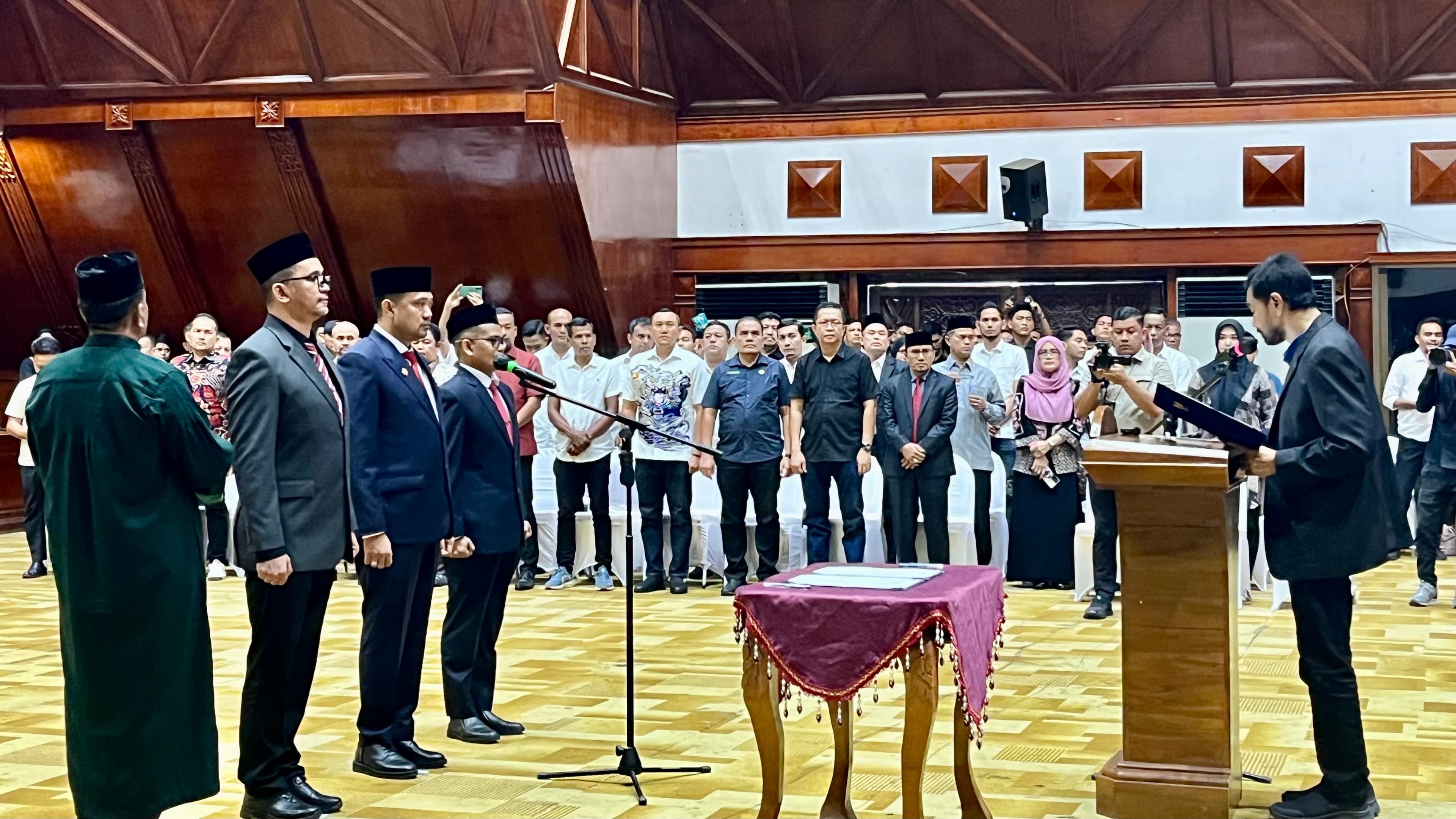 Mualem Lantik Tiga Pejabat Tinggi Aceh, Tekankan Percepatan Belanja Daerah