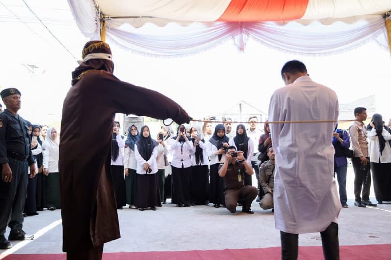 Warga Bireuen Dihukum Cambuk 17 Kali karena Rekam Perempuan Mandi