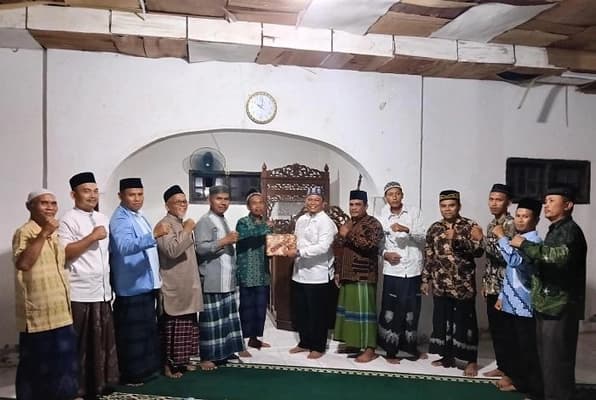 100 Mushaf Alquran Salurkan untuk Hidupkan Pengajian di Masjid Peunaron