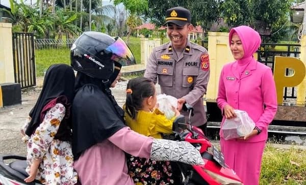 Polisi Aceh Barat Daya Bagikan Takjil untuk Pengendara Patuh Lalu Lintas