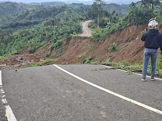 Jalan Krueng Simpo-Blang Mane Putus, Warga Aceh Terpaksa Lewat Kebun Sawit