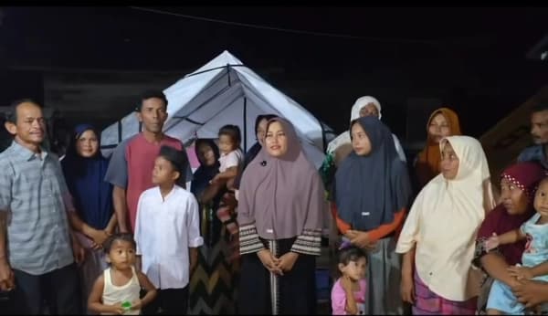 Warga Bireuen Menangis Mohon Huntara ke Presiden Prabowo di Tengah Ramadan