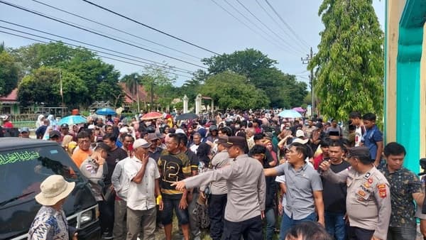 Massa Pita Kuning Desak DPRK Aceh Singkil Anulir Interpelasi Bupati Oyon