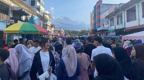 Sentra Takjil Jalan Garuda Ramai Dikunjungi Warga Jelang Buka Puasa