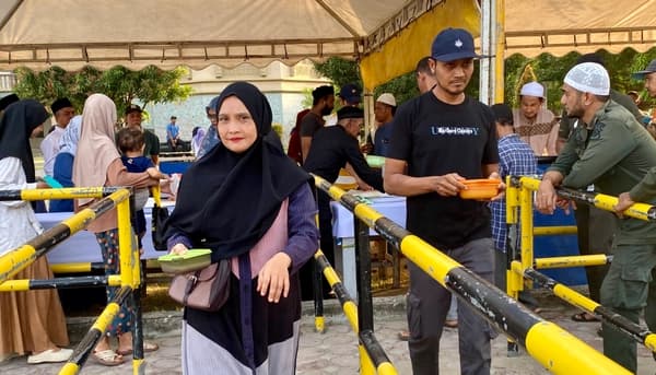 Ratusan Warga Lhokseumawe Antre Kanji Rumbi Gratis Jelang Berbuka