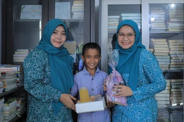 PKK Banda Aceh Bagikan Takjil dan Nasi Kotak untuk Anak Panti dan Warga