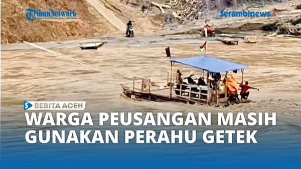 Warga Bireuen Pakai Perahu Getek Usai Jembatan Putus Akibat Banjir
