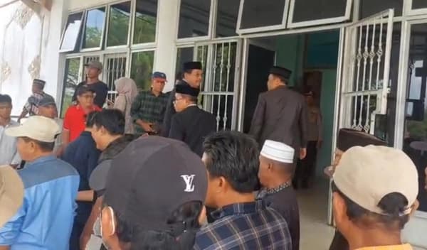 DPRK Aceh Singkil Interpelasi Bupati Oyon, Massa Penuhi Ruang Sidang