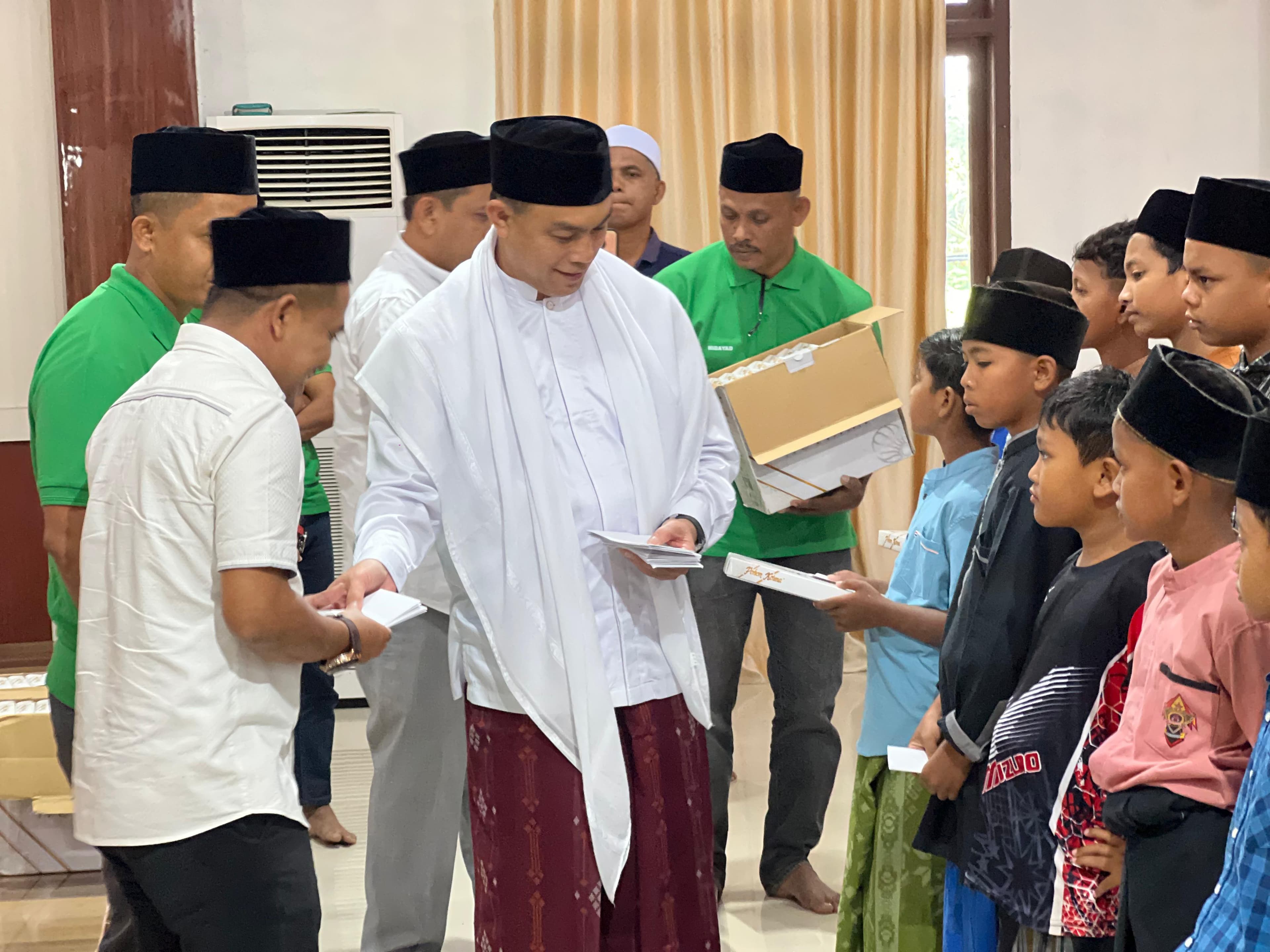 50 Anak Kurang Mampu di Pidie Jaya Dikhitan Gratis oleh Faisal Gahru