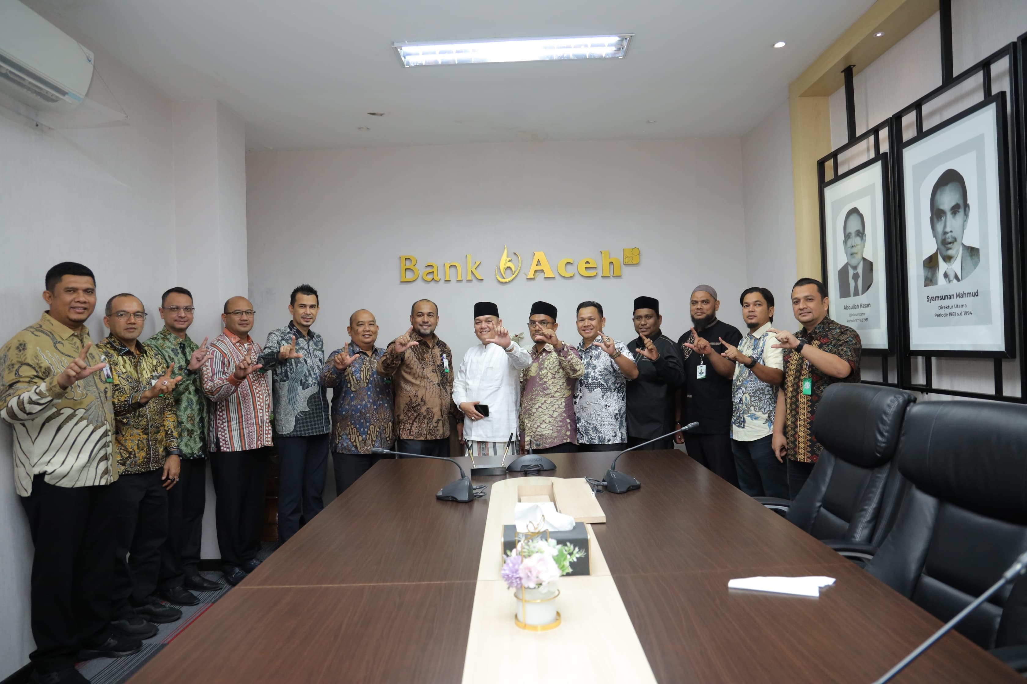 Bank Aceh Salurkan Zakat Karyawan Rp1,43 Miliar untuk Warga Miskin Aceh