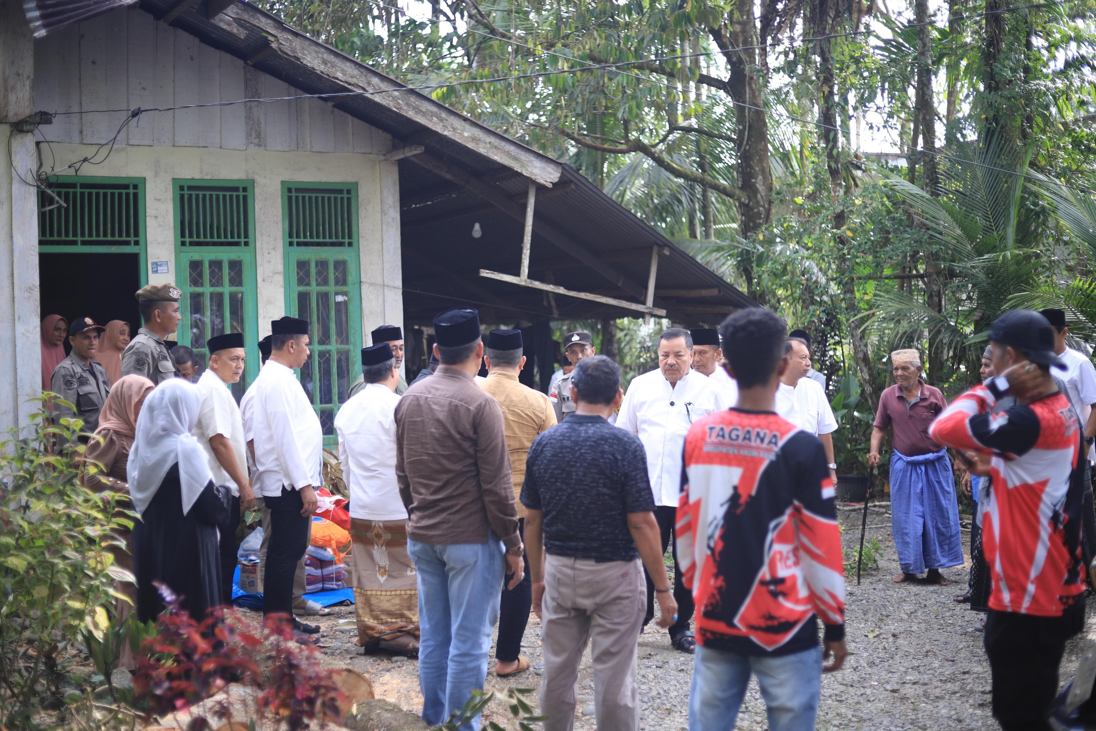 Bupati TRK Salurkan Bantuan untuk Korban Rumah Rusak di Nagan Raya