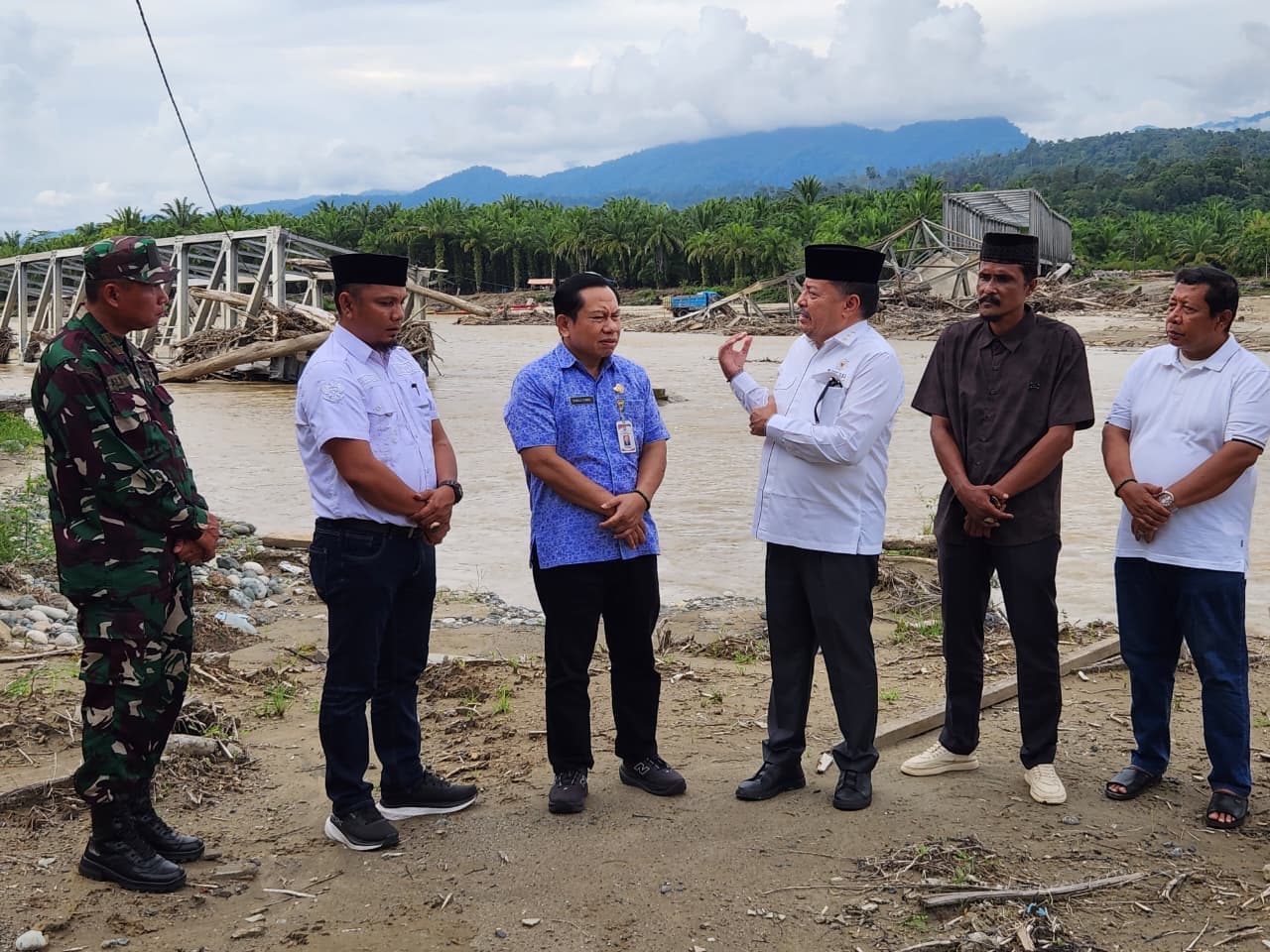 Jembatan Alue Wakie Putus, Warga Nagan Raya Terpaksa Gunakan Sampan