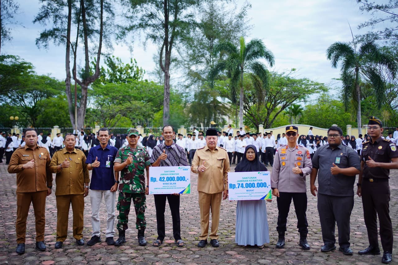 Nagan Raya Berikan Asuransi Rp42 Juta dan Beasiswa untuk Keluarga Aparatur Gampong